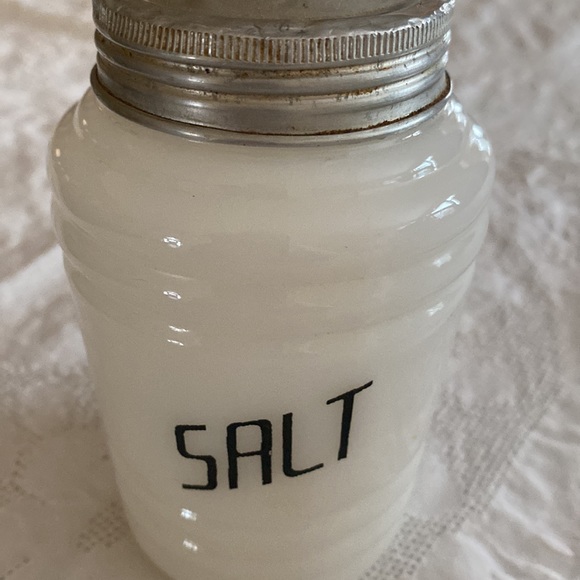 Vintage Salt ‘n Pepper Set - Picture 5 of 5